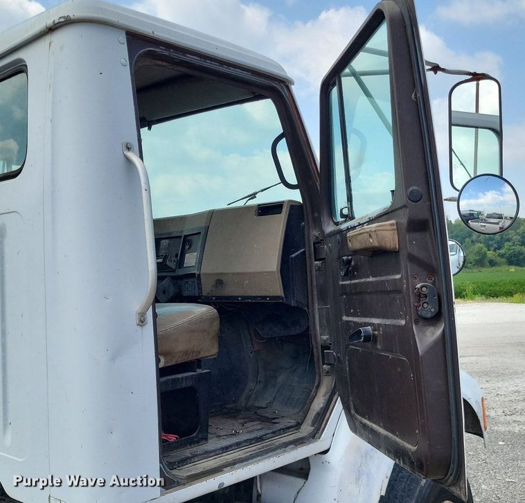 image for item LS9699 1990 International 7100  semi truck