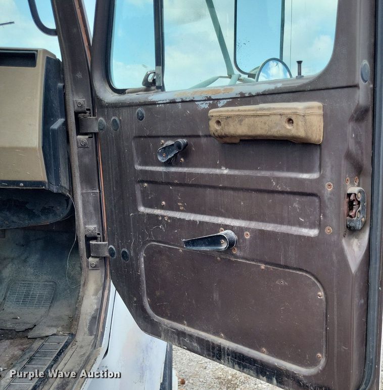 image for item LS9699 1990 International 7100  semi truck