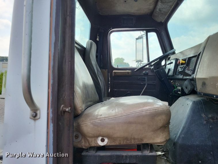 image for item LS9699 1990 International 7100  semi truck