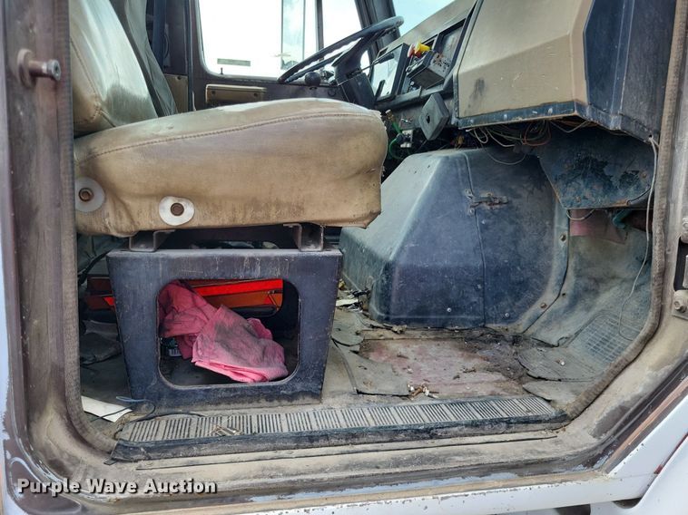 image for item LS9699 1990 International 7100  semi truck