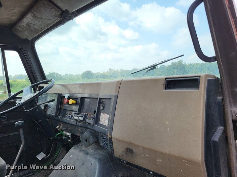 image for item LS9699 1990 International 7100  semi truck