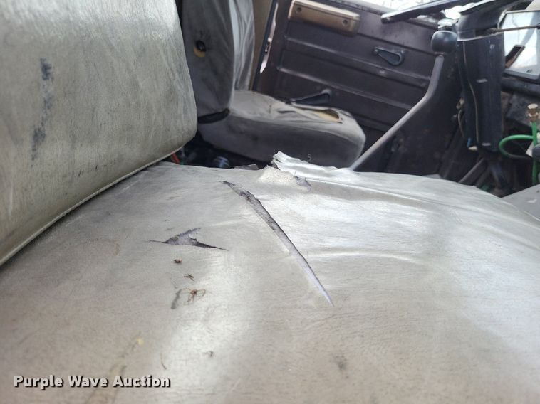 image for item LS9699 1990 International 7100  semi truck