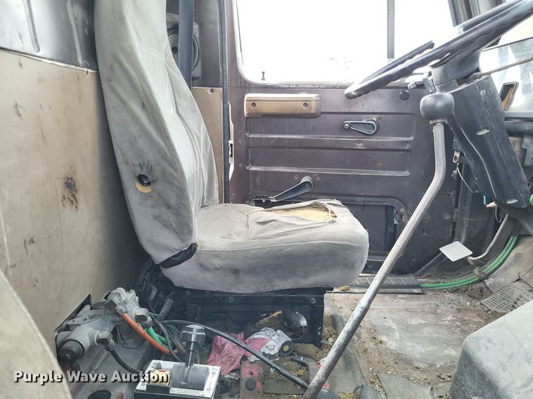 image for item LS9699 1990 International 7100  semi truck