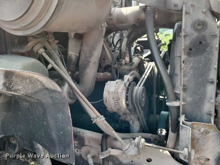 image for item LS9699 1990 International 7100  semi truck