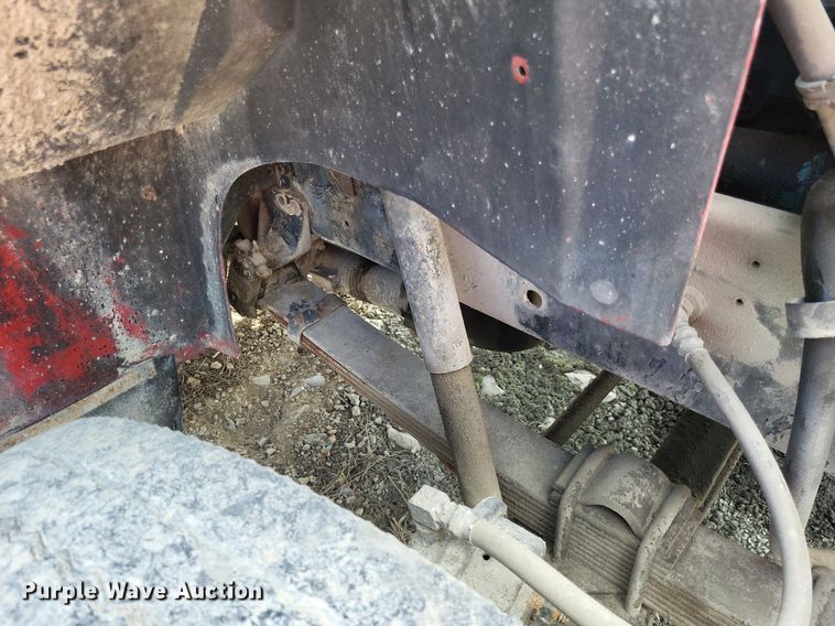 image for item LS9699 1990 International 7100  semi truck