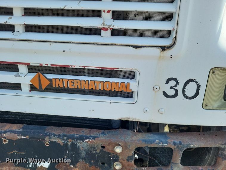 image for item LS9699 1990 International 7100  semi truck