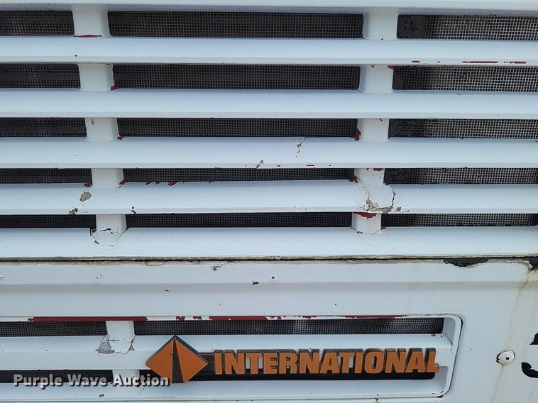 image for item LS9699 1990 International 7100  semi truck