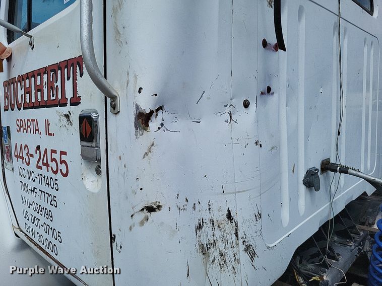 image for item LS9699 1990 International 7100  semi truck