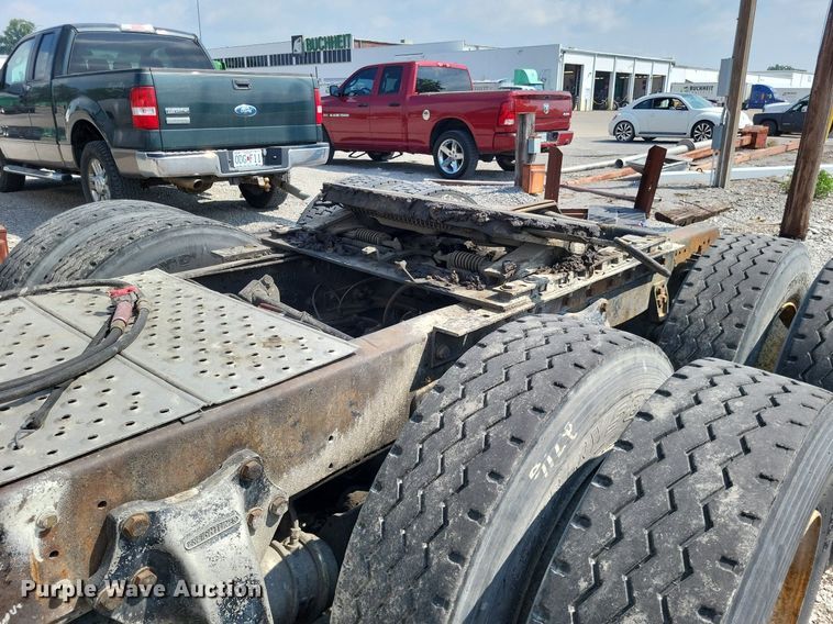 image for item LS9699 1990 International 7100  semi truck