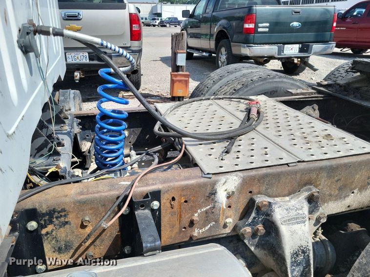 image for item LS9699 1990 International 7100  semi truck