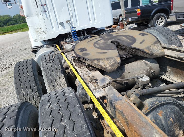 image for item LS9699 1990 International 7100  semi truck