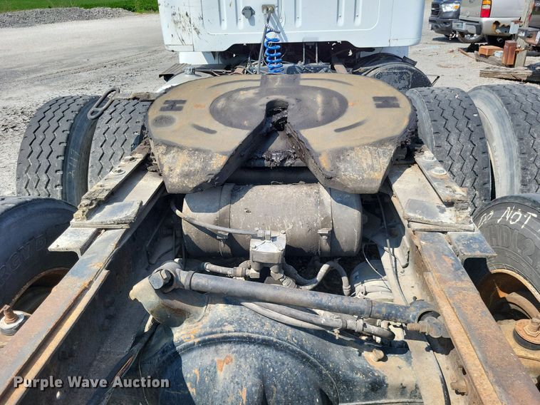 image for item LS9699 1990 International 7100  semi truck