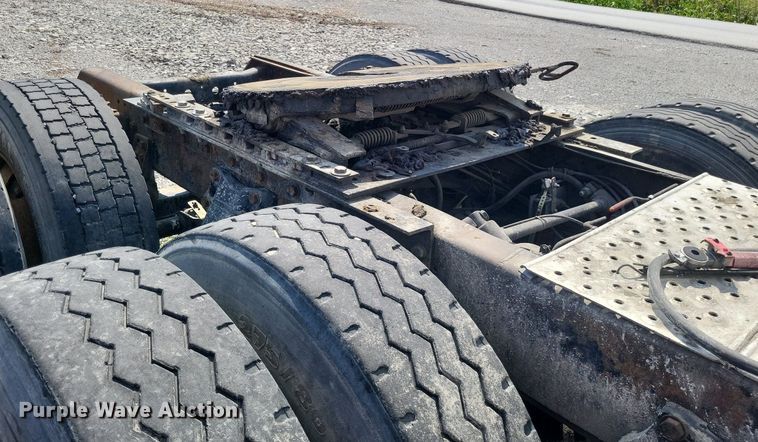 image for item LS9699 1990 International 7100  semi truck