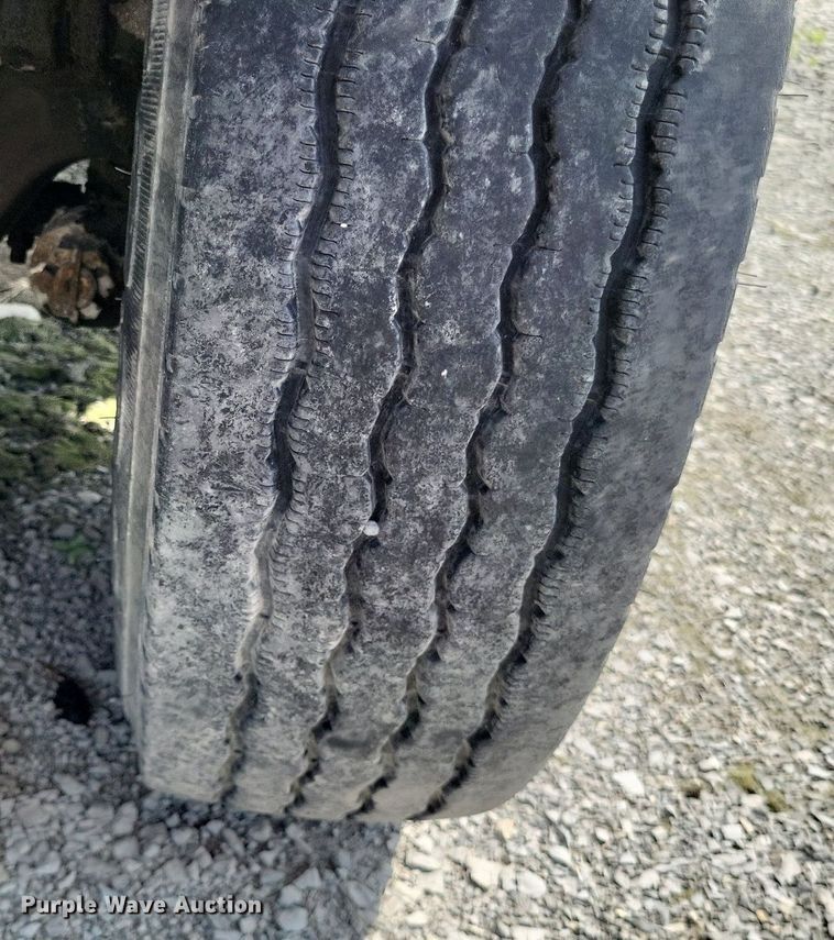 image for item LS9699 1990 International 7100  semi truck