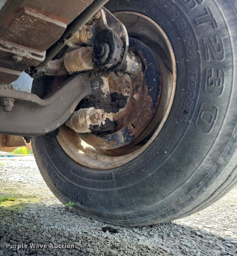 image for item LS9699 1990 International 7100  semi truck