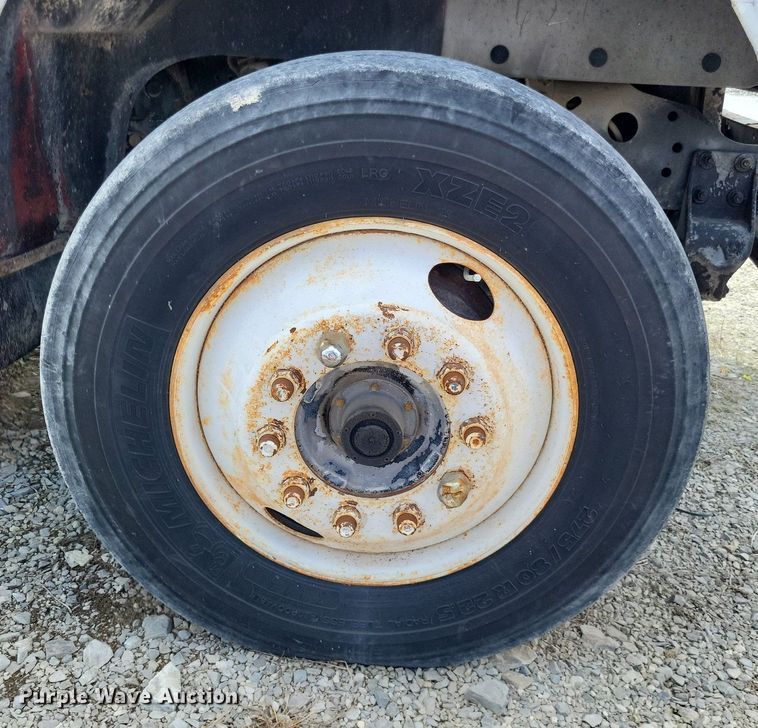 image for item LS9699 1990 International 7100  semi truck