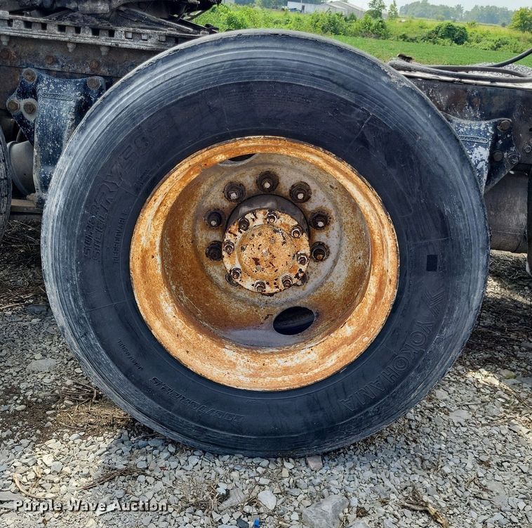 image for item LS9699 1990 International 7100  semi truck