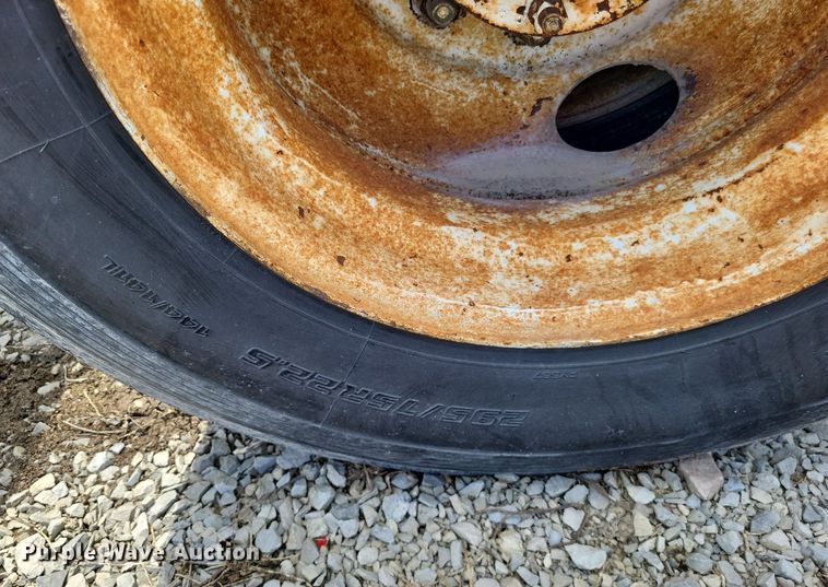 image for item LS9699 1990 International 7100  semi truck