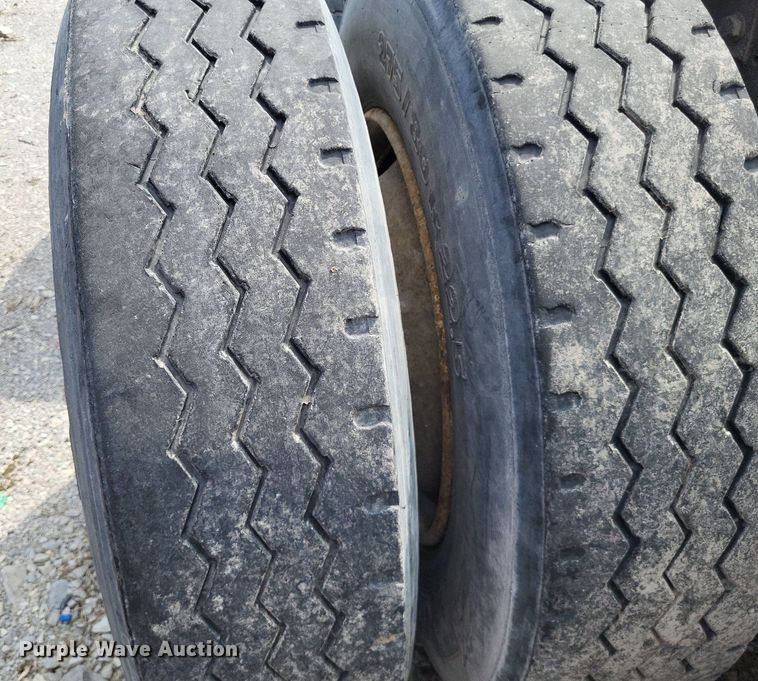 image for item LS9699 1990 International 7100  semi truck