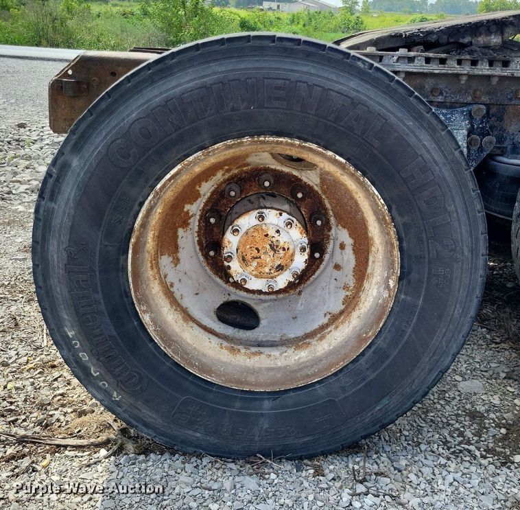 image for item LS9699 1990 International 7100  semi truck