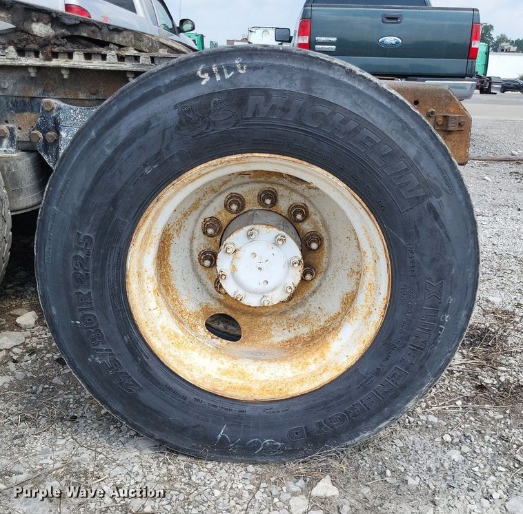 image for item LS9699 1990 International 7100  semi truck