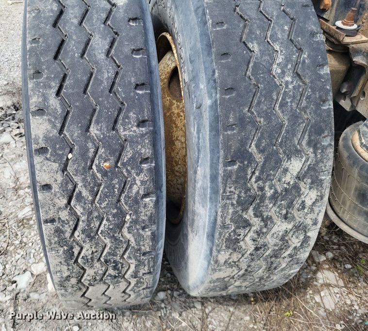 image for item LS9699 1990 International 7100  semi truck