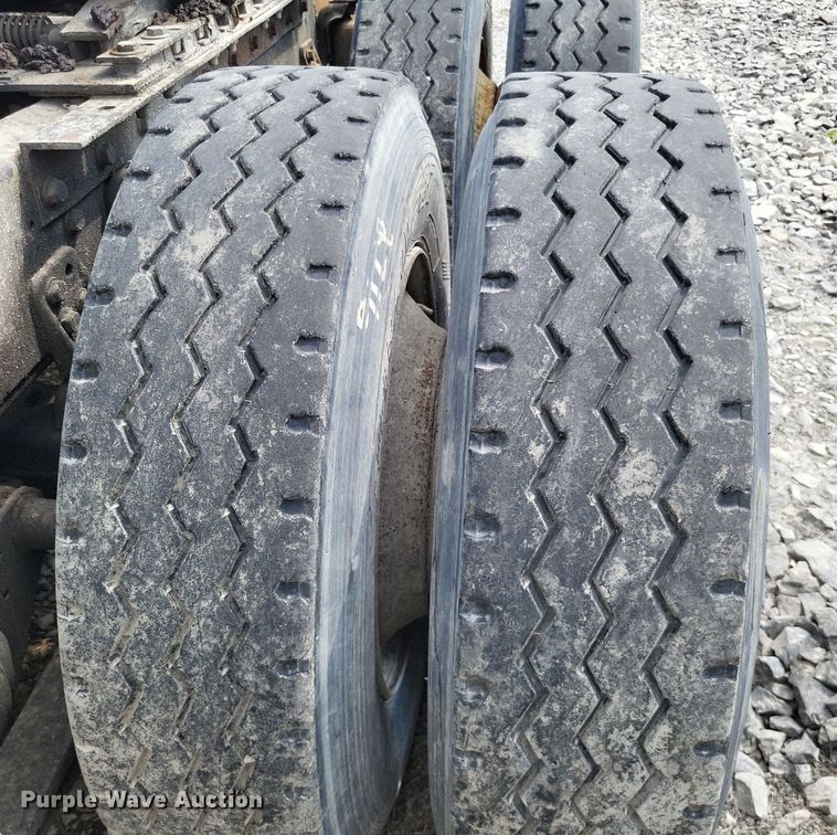 image for item LS9699 1990 International 7100  semi truck