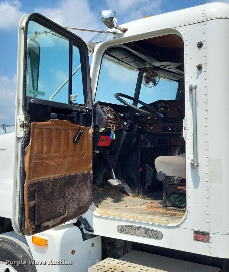 image for item LS9700 1995 Freightliner FLD  flatbed truck