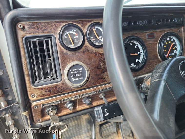 image for item LS9700 1995 Freightliner FLD  flatbed truck