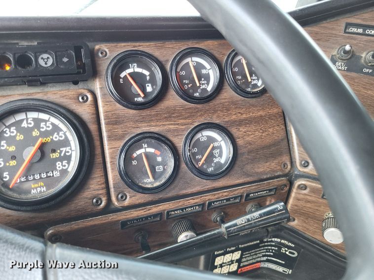 image for item LS9700 1995 Freightliner FLD  flatbed truck