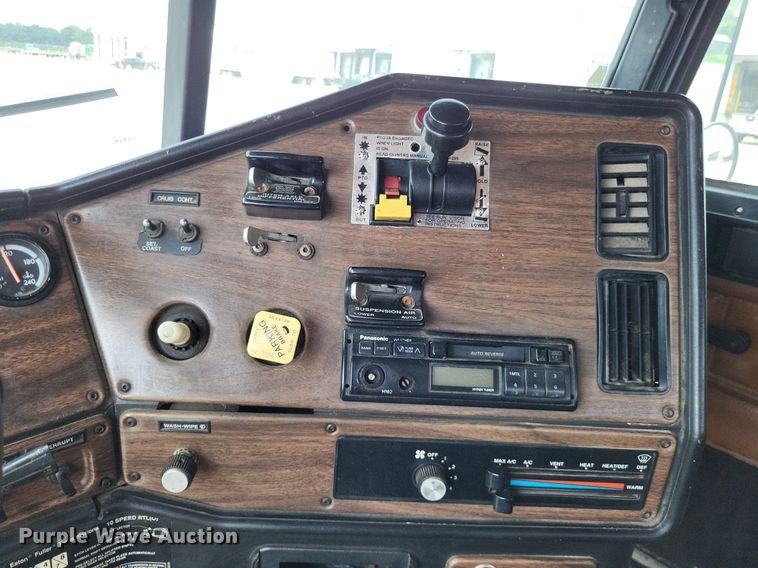 image for item LS9700 1995 Freightliner FLD  flatbed truck