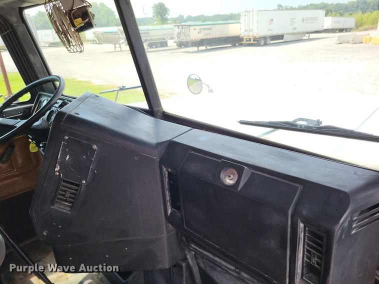 image for item LS9700 1995 Freightliner FLD  flatbed truck