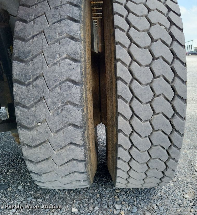 image for item LS9700 1995 Freightliner FLD  flatbed truck