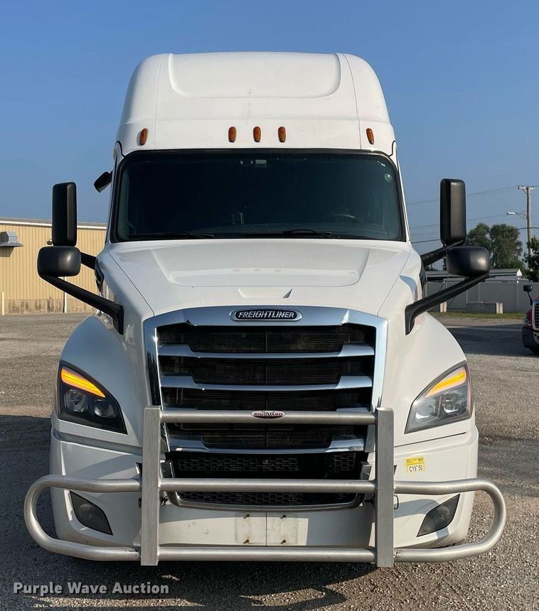 image for item LV9790 2019 Freightliner Cascadia 126  semi truck