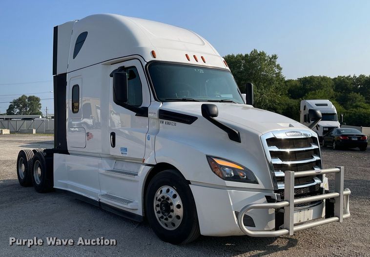 image for item LV9790 2019 Freightliner Cascadia 126  semi truck