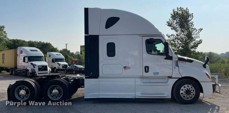 image for item LV9790 2019 Freightliner Cascadia 126  semi truck