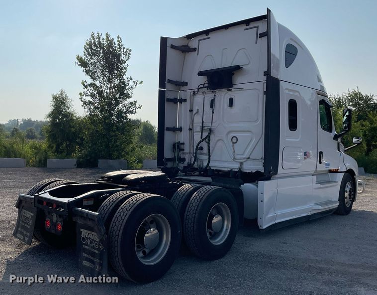 image for item LV9790 2019 Freightliner Cascadia 126  semi truck