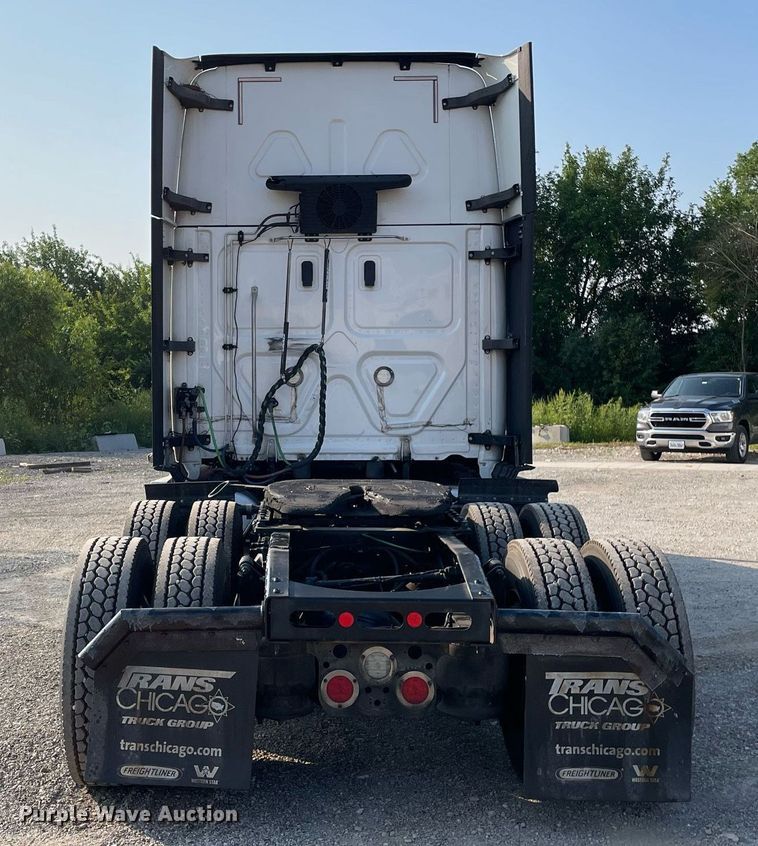 image for item LV9790 2019 Freightliner Cascadia 126  semi truck