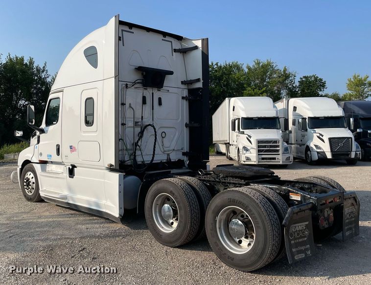 image for item LV9790 2019 Freightliner Cascadia 126  semi truck