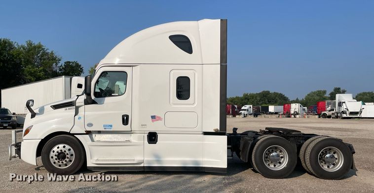 image for item LV9790 2019 Freightliner Cascadia 126  semi truck