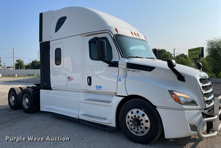 image for item LV9790 2019 Freightliner Cascadia 126  semi truck