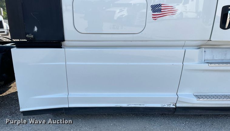 image for item LV9790 2019 Freightliner Cascadia 126  semi truck