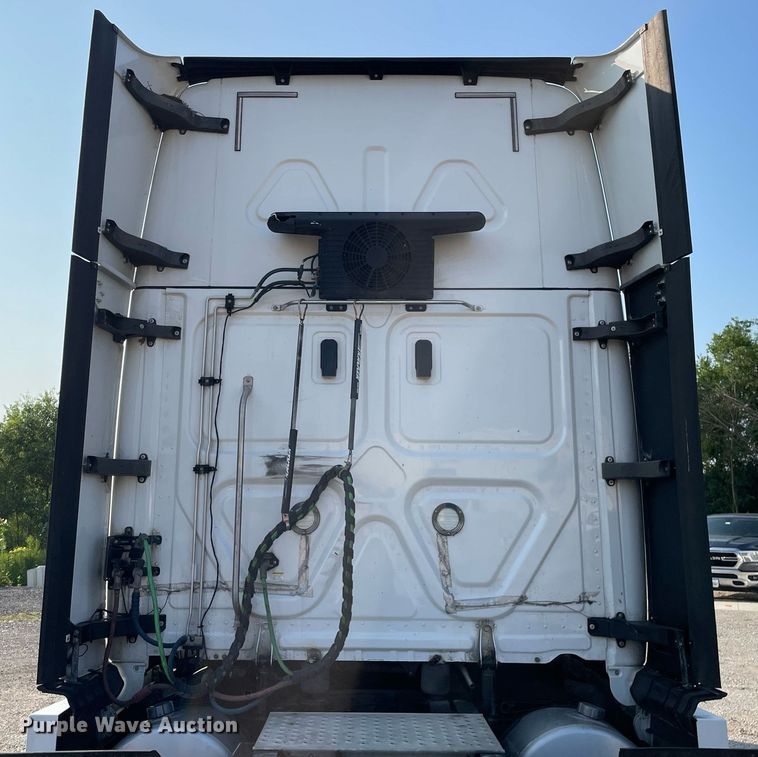 image for item LV9790 2019 Freightliner Cascadia 126  semi truck