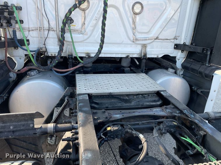 image for item LV9790 2019 Freightliner Cascadia 126  semi truck