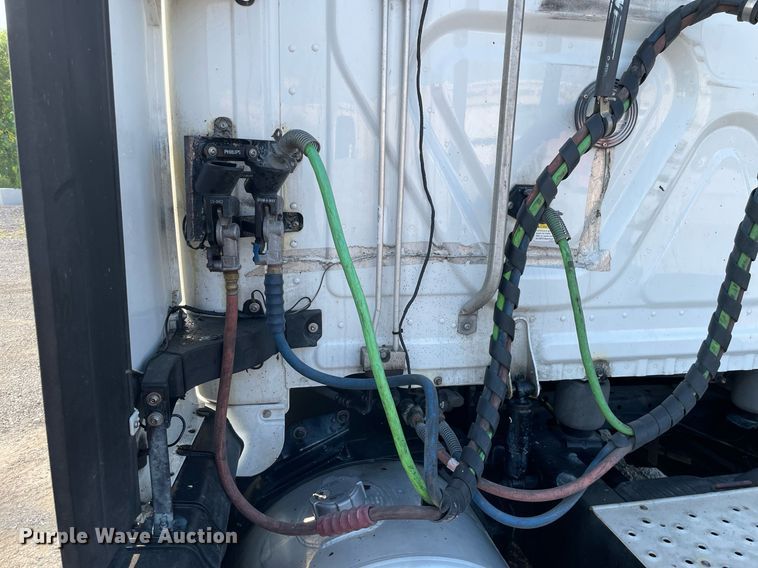 image for item LV9790 2019 Freightliner Cascadia 126  semi truck