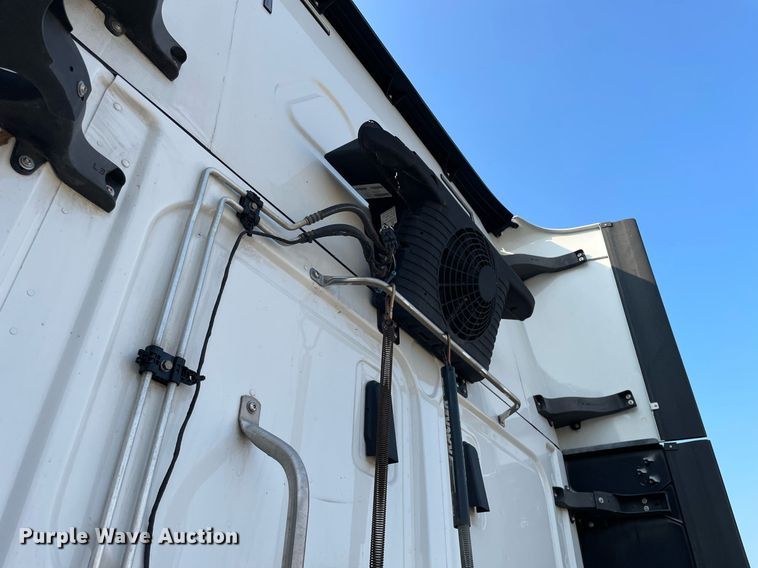 image for item LV9790 2019 Freightliner Cascadia 126  semi truck