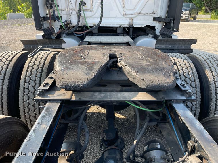 image for item LV9790 2019 Freightliner Cascadia 126  semi truck