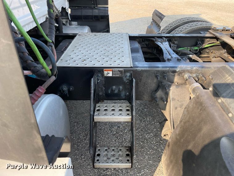 image for item LV9790 2019 Freightliner Cascadia 126  semi truck