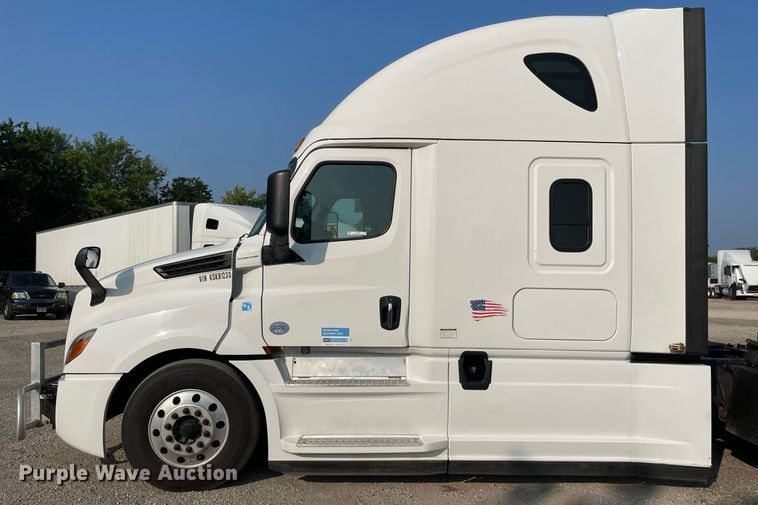 image for item LV9790 2019 Freightliner Cascadia 126  semi truck