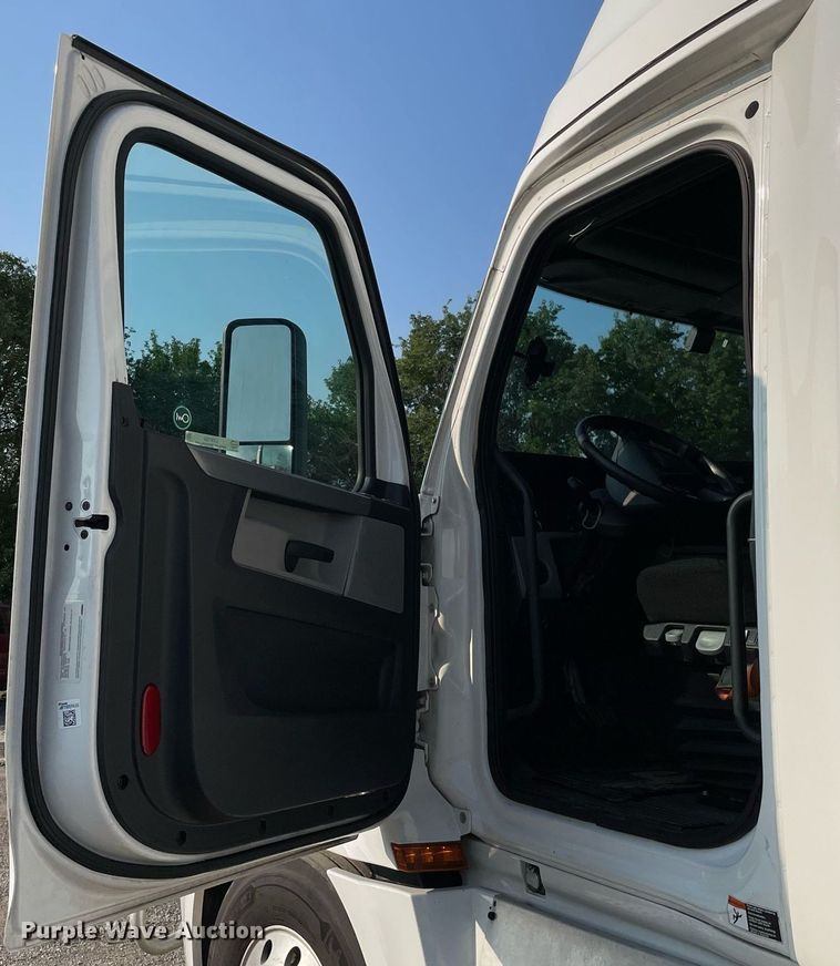 image for item LV9790 2019 Freightliner Cascadia 126  semi truck